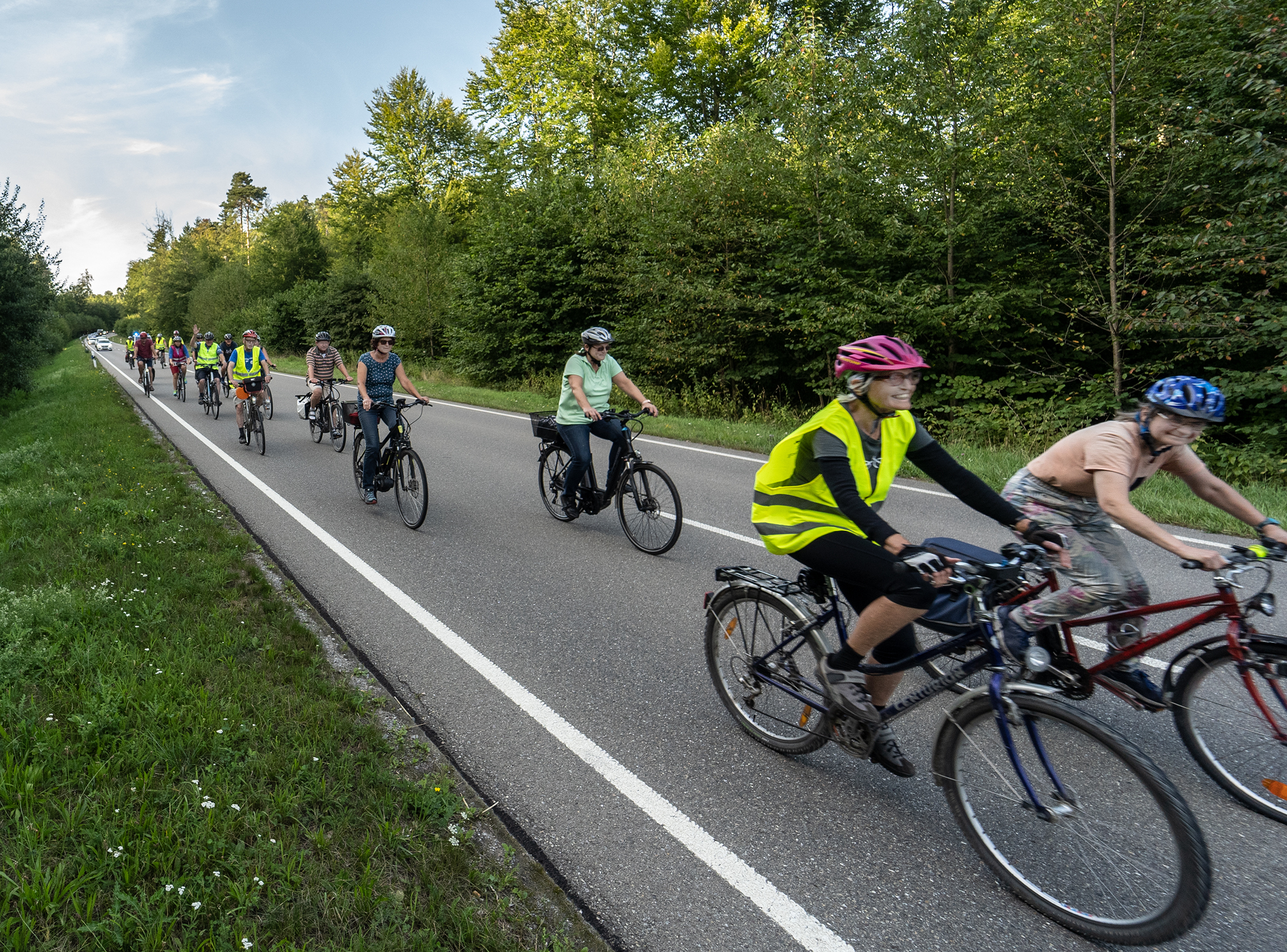 Jeden Freitagabend demonstrieren die Radfahrer zwischen Malmsheim und Perouse für einen Radweg entlang der Kreisstraße.           Bild: Richter