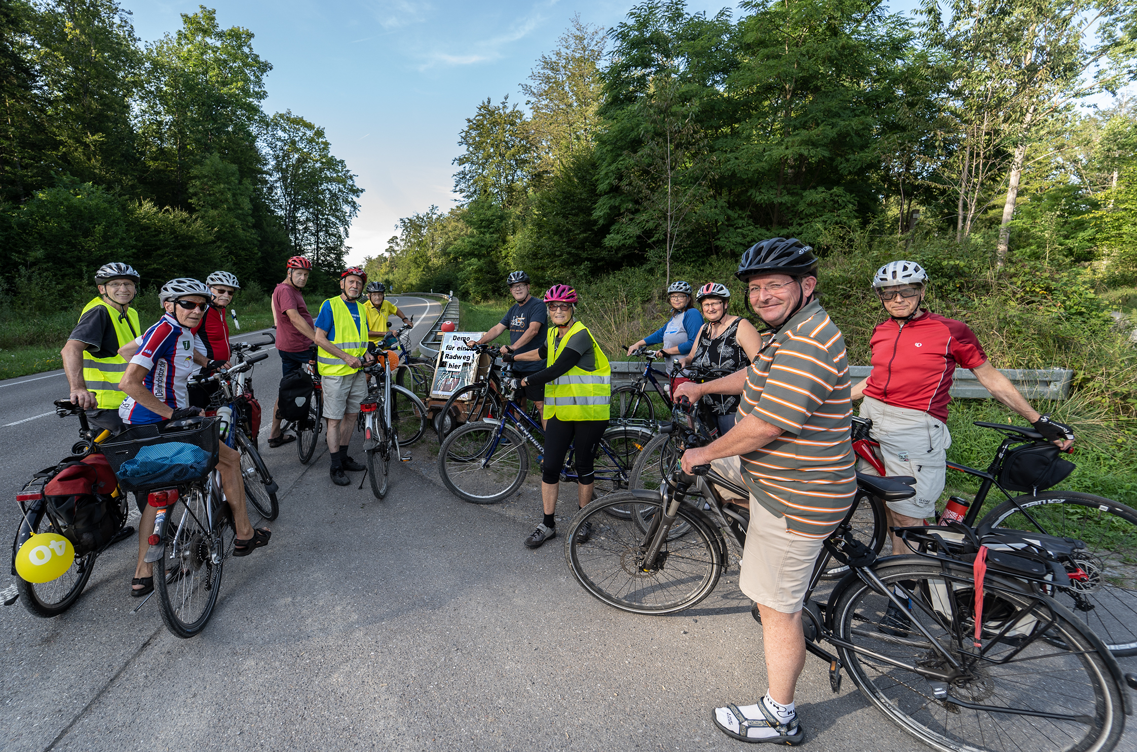 Jeden Freitagabend demonstrieren die Radfahrer zwischen Malmsheim und Perouse für einen Radweg entlang der Kreisstraße.           Bild: Richter