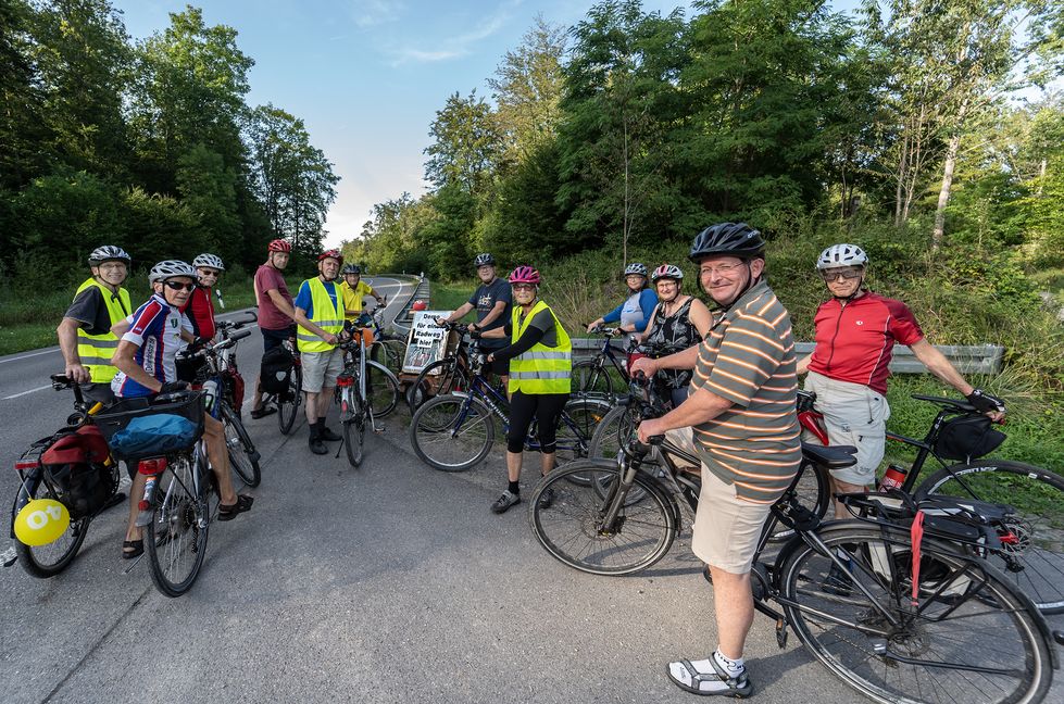 Jeden Freitagabend demonstrieren die Radfahrer zwischen Malmsheim und Perouse für einen Radweg entlang der Kreisstraße.           Bild: Richter