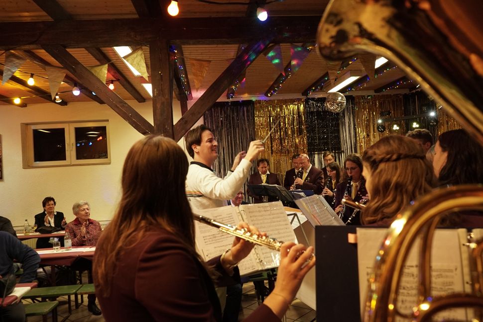 Zum Abschied vom Bockstall gibt der neue Dirigent Daniel Marcel Crespo seinen Einstand bei der Musikkapelle Maichingen. Bild: Heiden