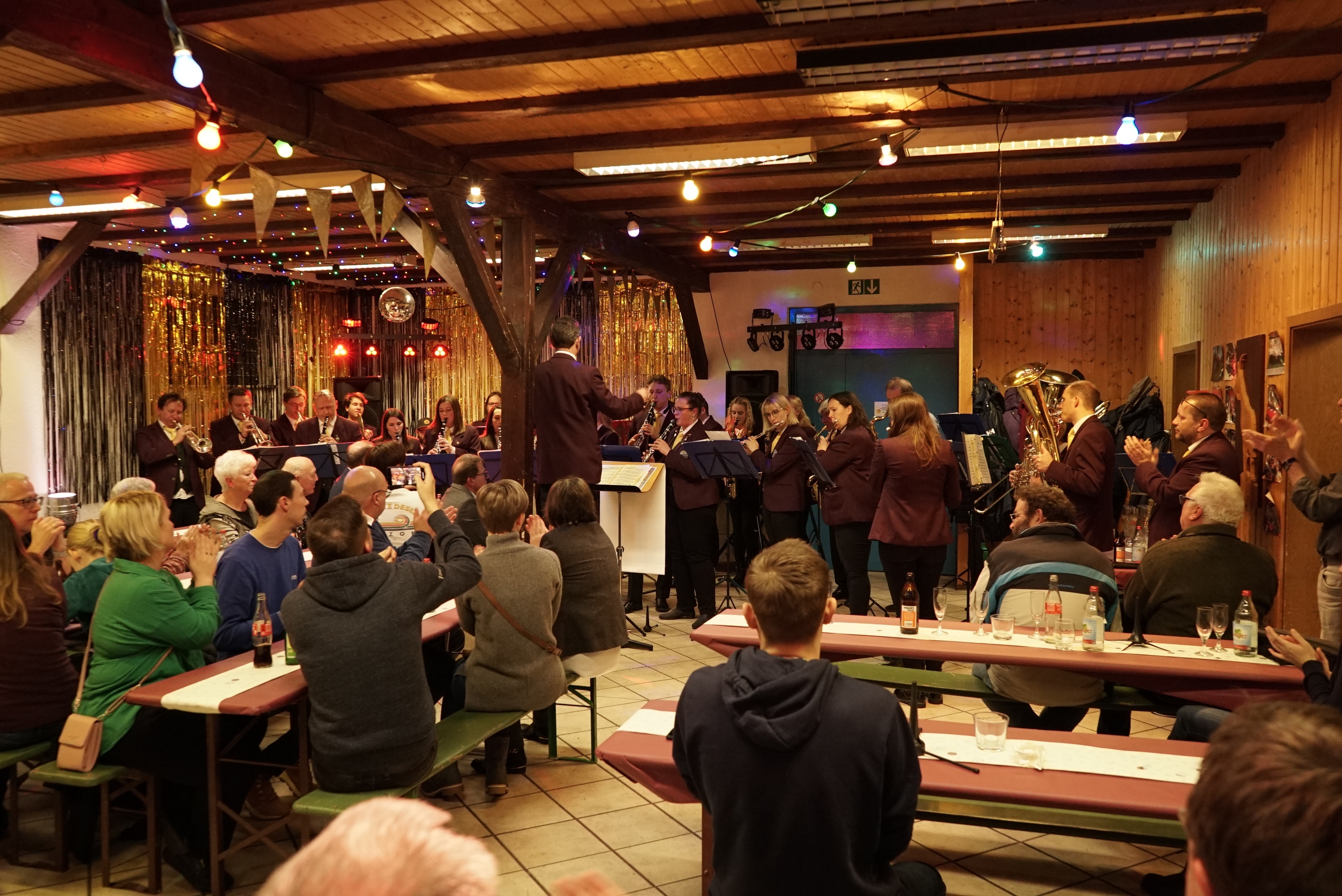 Reinhard Steiner dirigiert den letzten Marsch im Bockstall. Bild: Heiden
