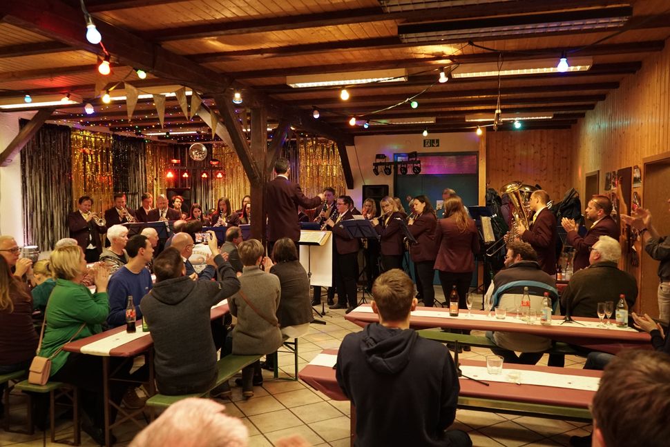 Reinhard Steiner dirigiert den letzten Marsch im Bockstall. Bild: Heiden