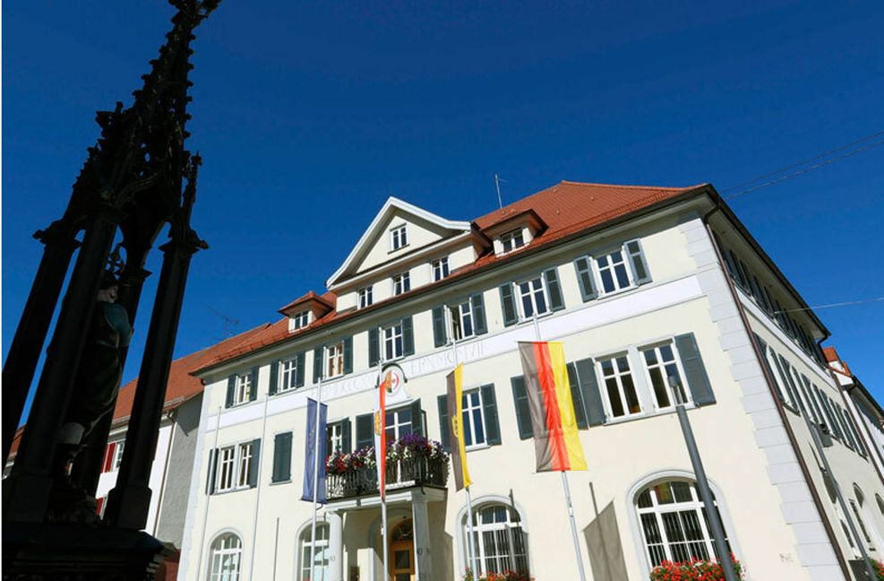 Die Vollbeflaggung könnte täuschen: Das Rathaus in Mengen ist freitags künftig geschlossen.