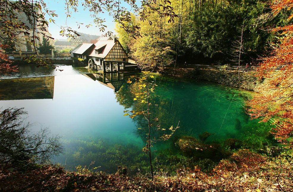 Der Blautopf in Blaubeuren hatte an manchen Tagen im Januar ordentlich viel Wasser – aber dennoch lag die durchschnittliche Schüttung nicht über dem Normalmaß für diese Jahreszeit. Foto: Matthias Hangst