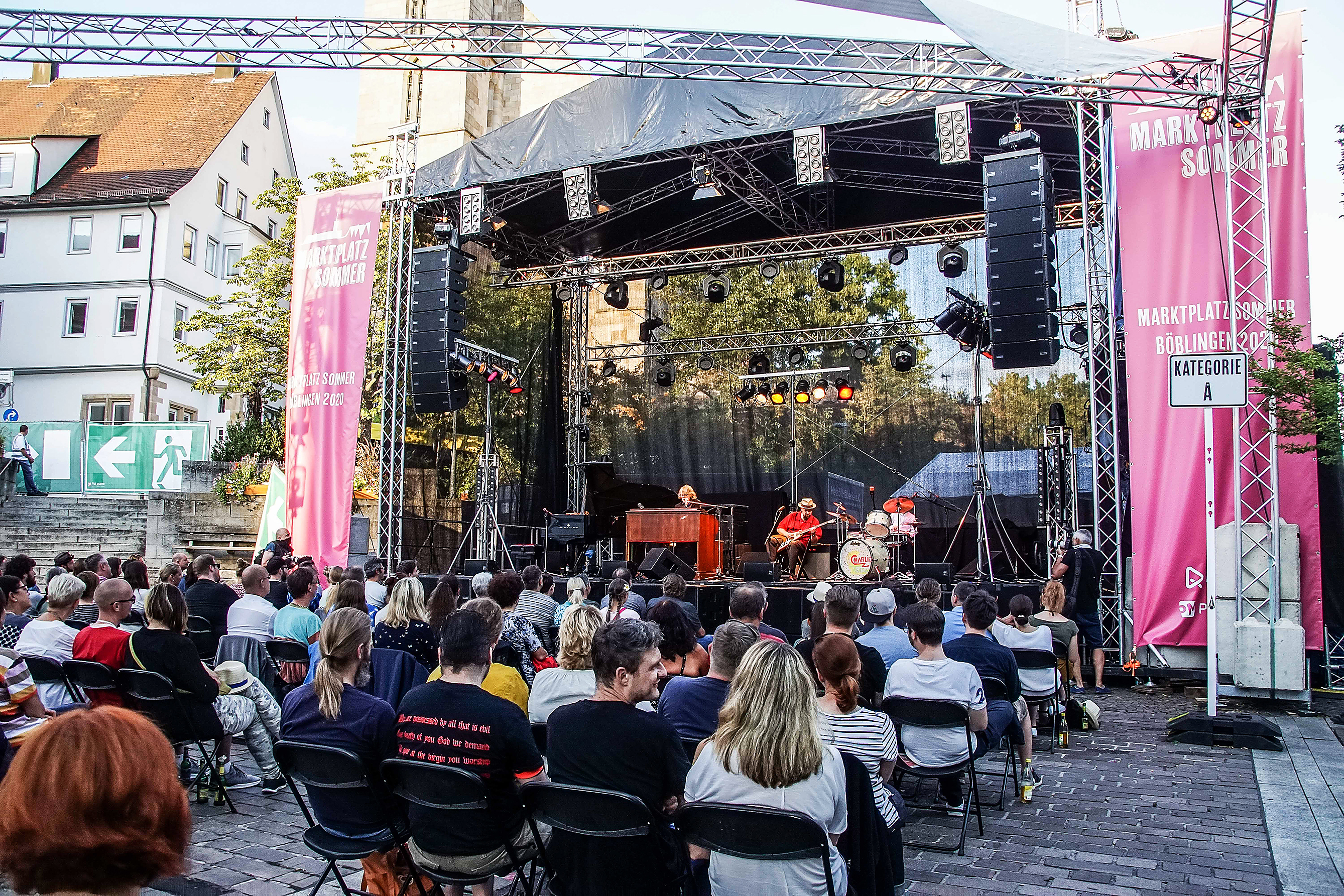 Helge Schneider spielte vor erstmals vollständig ausverkauftem Publikum am Böblinger Marktplatz. Bilder: Dettenmeyer