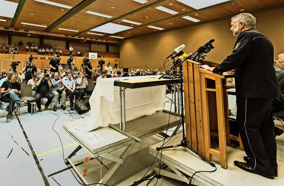 In der Stadthalle Endingen verkündet der Polizeichef Bernd Rotzinger den Ermittlungserfolg.