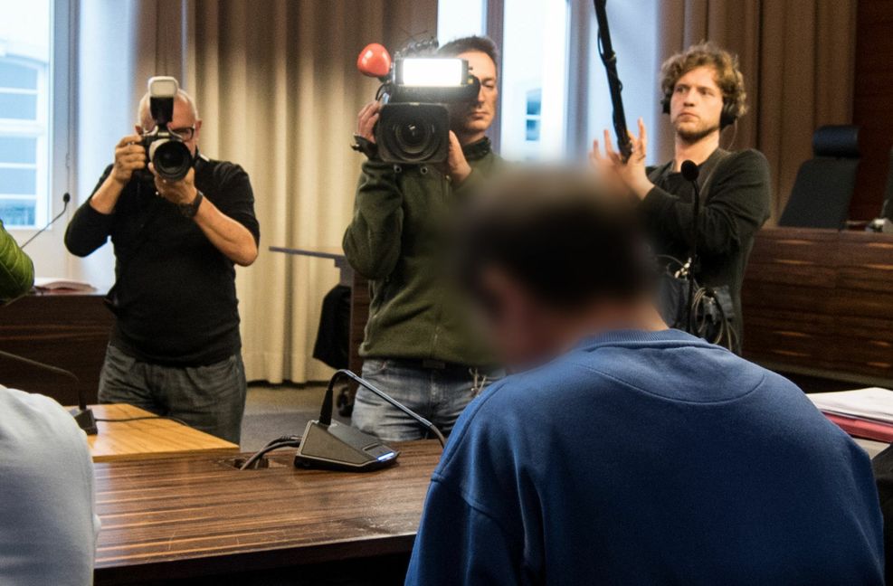 Im Dezember 2017 wird der Angeklagte rumänische Fernfahrer zu lebenslanger Haft und dem Vorbehalt der Sicherungsverwahrung verurteilt.