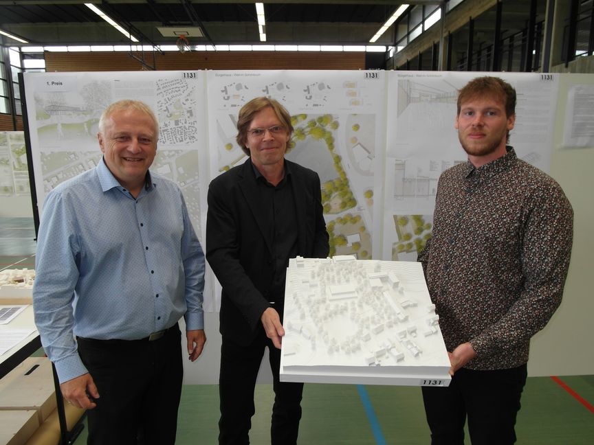 Sieger-Entwurf für das neue Bürgerhaus von Weil im Schönbuch:  Bürgermeister Wolfgang Lahl und die Architekten Christof Teige und Paolo von Hagenow (von links). Bild: Staber