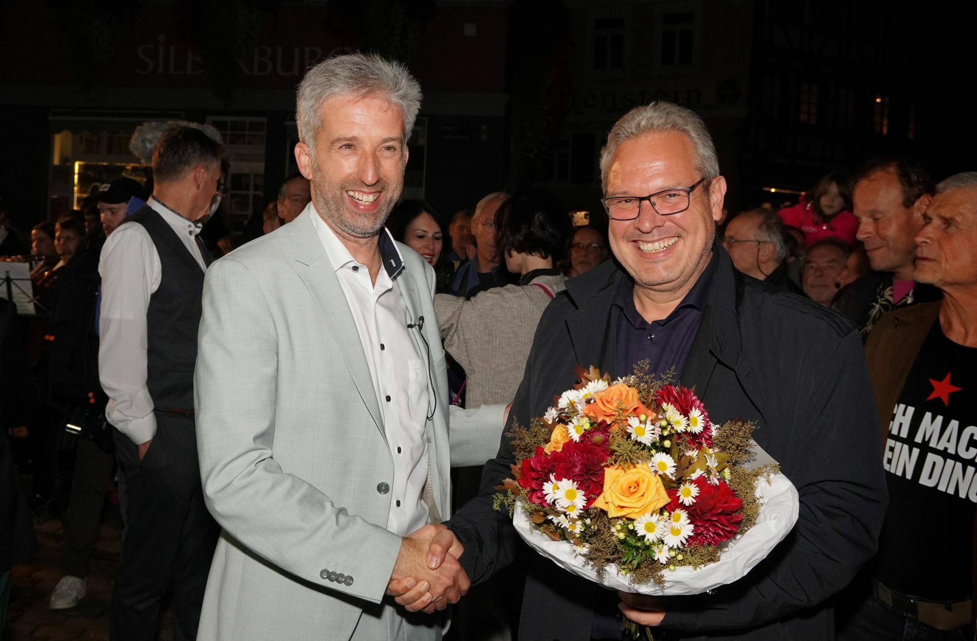 Boris Palmer (links) und sein Vertreter Cord Soehlke  im vergangenen Jahr bei Palmers Wiederwahl als Oberbürgermeister von Tübingen.