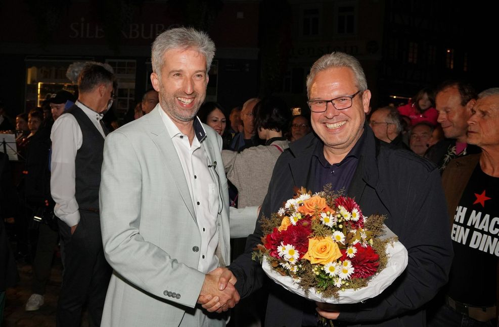 Boris Palmer (links) und sein Vertreter Cord Soehlke im vergangenen Jahr bei Palmers Wiederwahl als Oberbürgermeister von Tübingen.