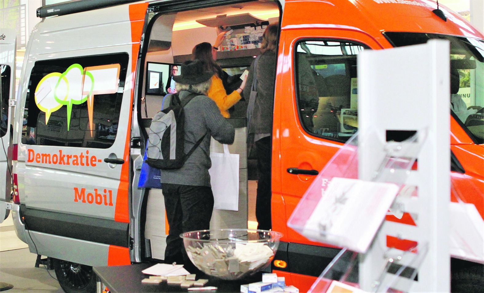 Das Demokratiemobil, das auf der CMT vorgestellt wurde, macht auch in Holzgerlingen Station. Bild: z