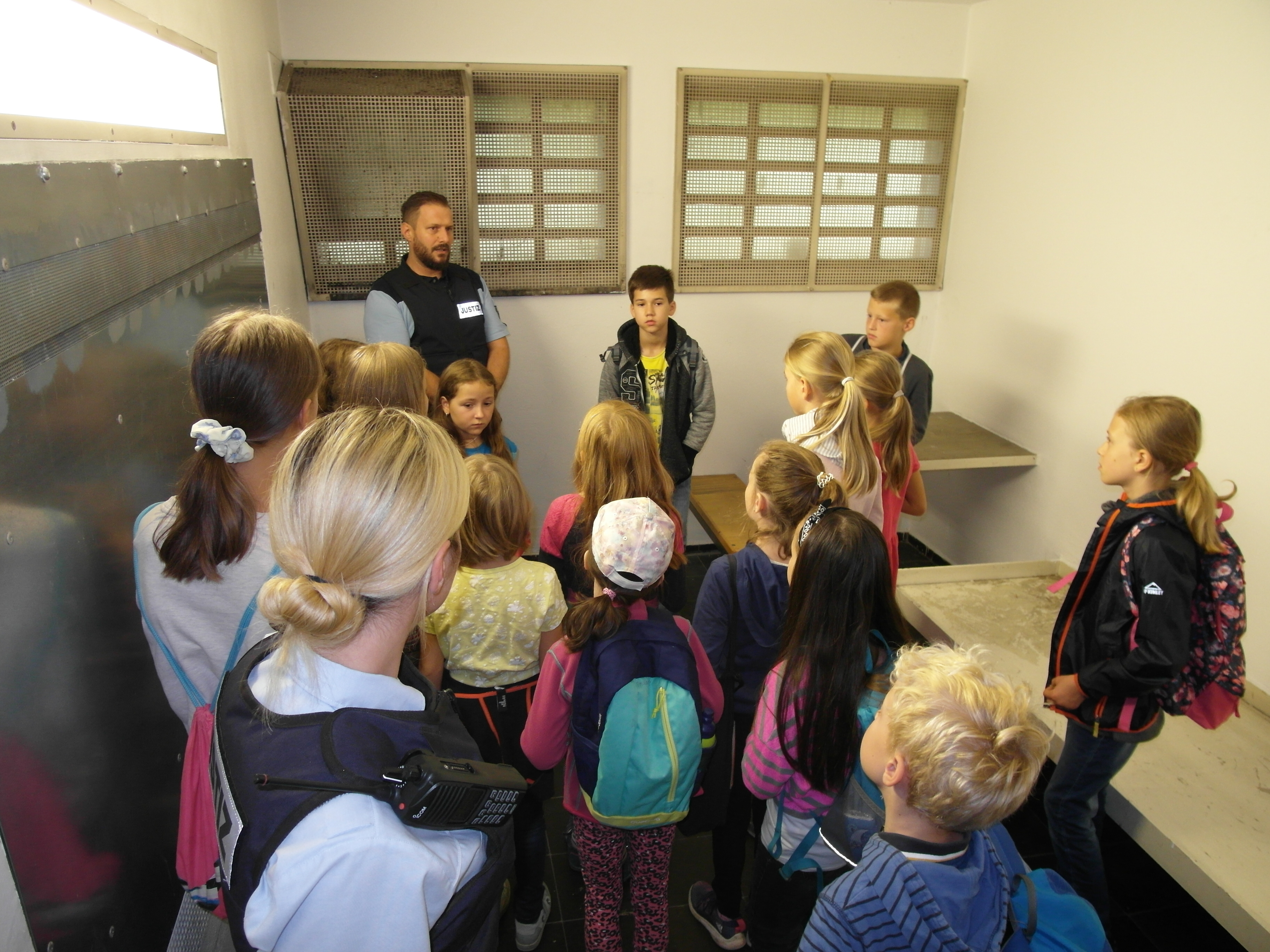Auch ein Blick in die Arrestzellen des Amtsgerichts Böblingen gehört zum Kinderferienprogramm des Vereins "Prävent Sozial" am Amtsgericht Böblingen.  Bild: Staber