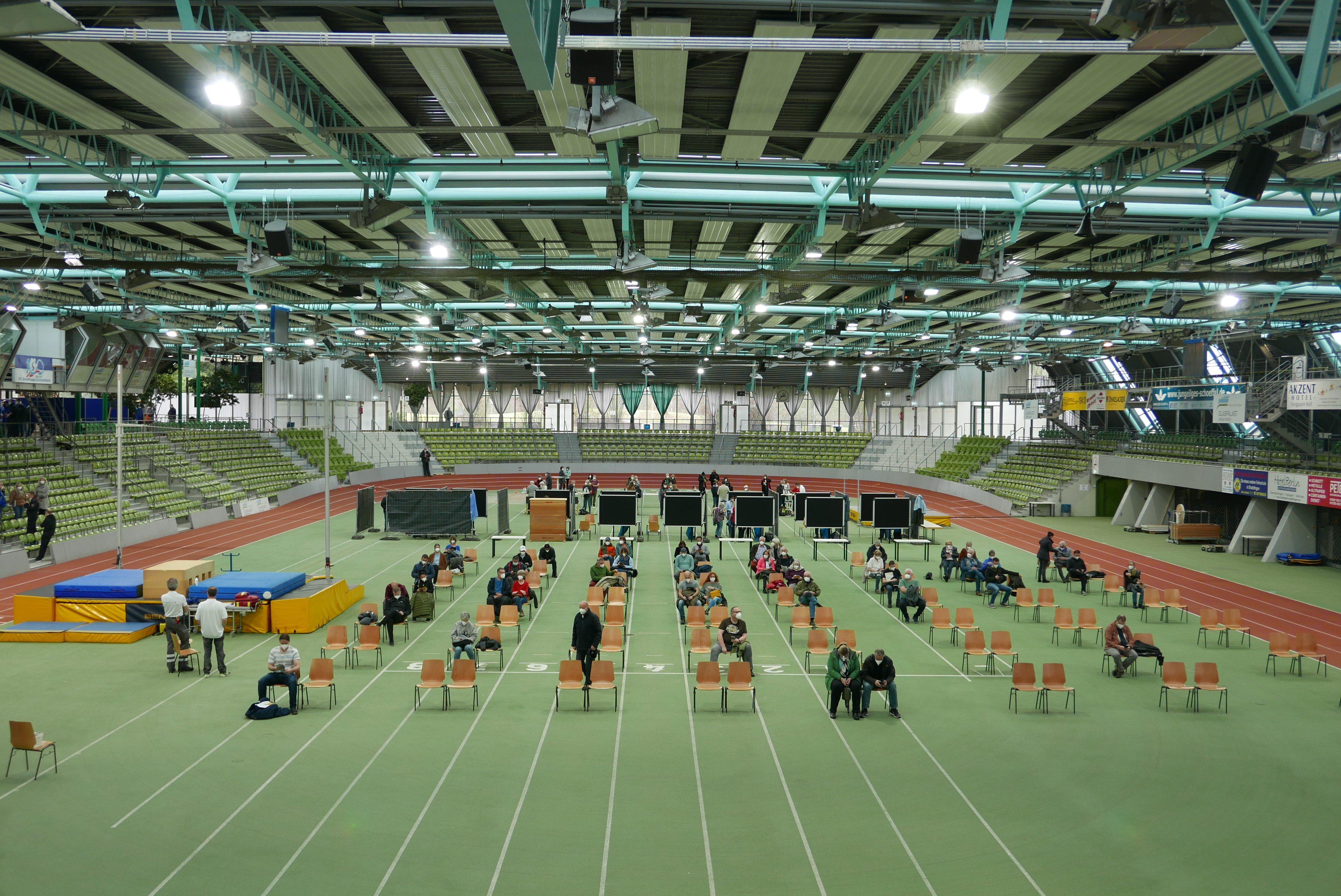 Für die Geimpften war der Impfmarathon im Glaspalast recht schnell vorbei. Ärzte und Helfer hatten alle Hände voll zu tun. Bild: Jung