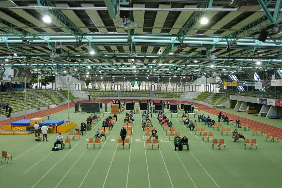 Für die Geimpften war der Impfmarathon im Glaspalast recht schnell vorbei. Ärzte und Helfer hatten alle Hände voll zu tun. Bild: Jung