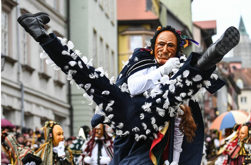 So große Sprünge wie vor der Pandemie machen die Narren auch in Rottweil nicht, aber in eingeschränktem Rahmen wird die Fasnacht in diesem Jahr gefeiert.