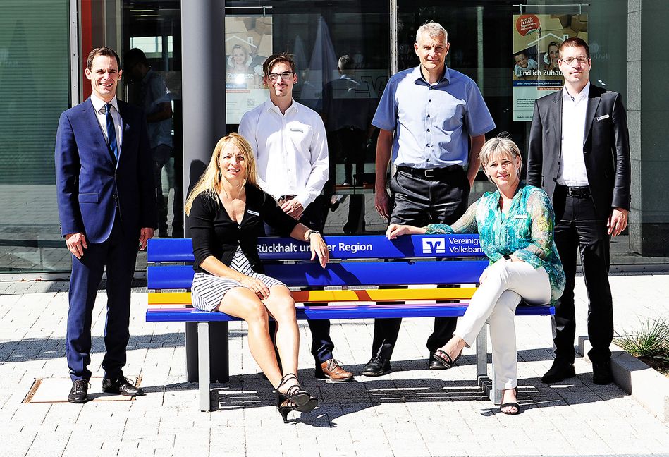 Bei der Vereinigten Volksbankbeschäftigte Athleten:  Jörg Niethammer (Mitglied des Vorstandes), Gaby Maisch (Dold), Luis Haidt, Jörg Vaihinger, Heidi-Elke Hudak (Gaugel) und Steffen Sattelmaier.Bild: Photostampe