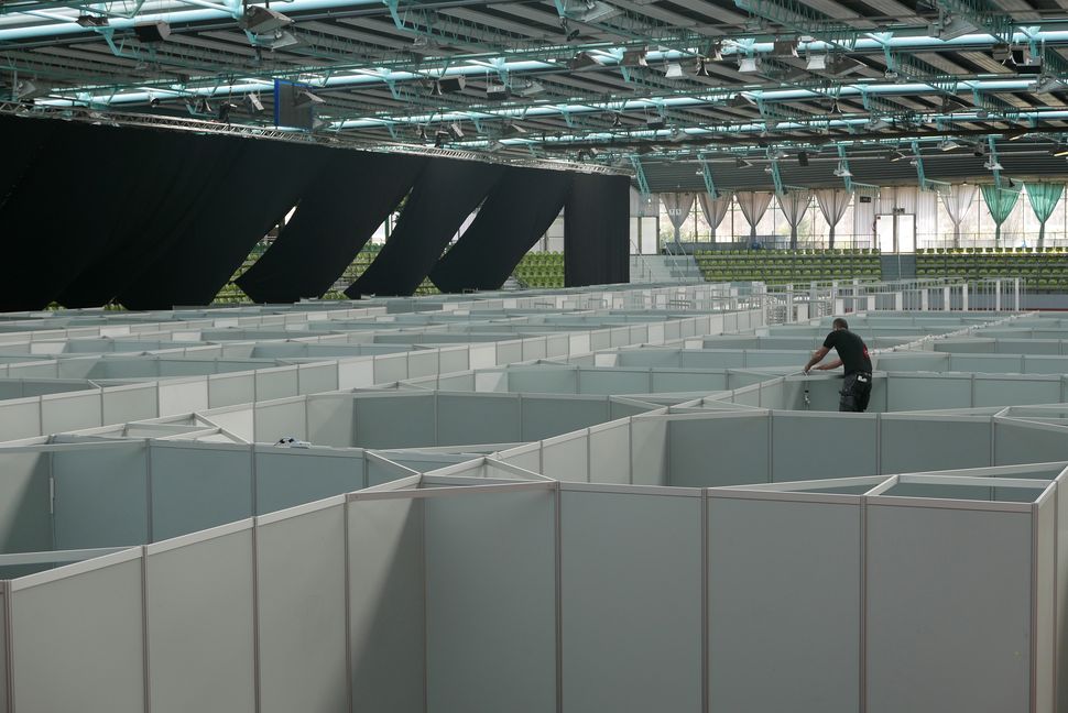 Ein klein wenig Privatsphäre ind der Notunterkunft -- über Wochenende wurden Wohnkabinen für rund 400 Kriegsflüchtlinge aus der Ukraine im Glaspalasr aufgebaut. Bilder: Jung