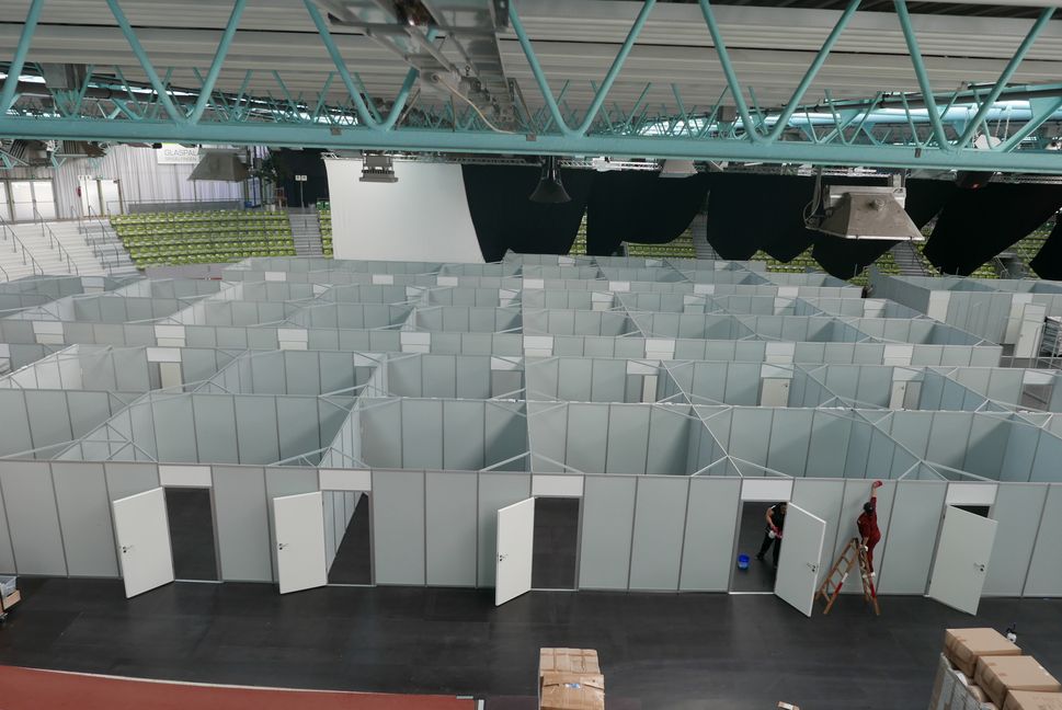 Unterkunft statt Sport und Unterhaltung - am Freitag wurden die Kabinen aufgebaut.