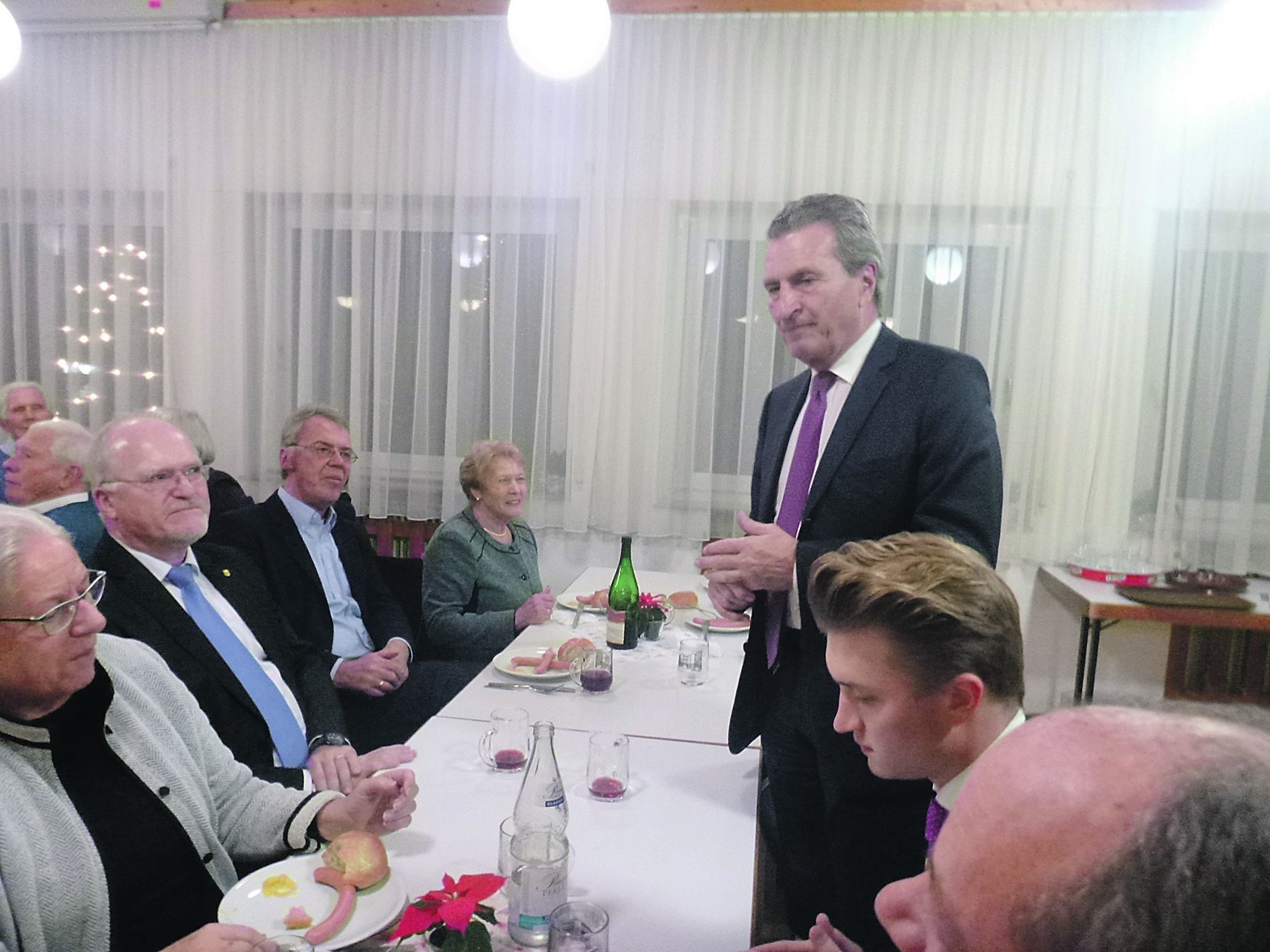 Ehrengast an der Renninger Krippe war Ex-Ministerpräsident Günther Oettinger, heute Europakommissar, zu Gast. Bild: z