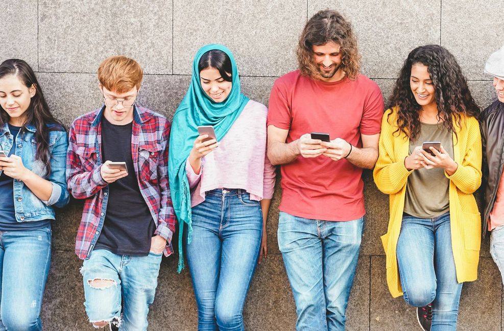 Digital Natives und Weltenbummler – viele der heute unter 40-Jährigen sind  in Sorglosigkeit und Wohlstand groß geworden. Foto: Adobe Stock/DisobeyArt