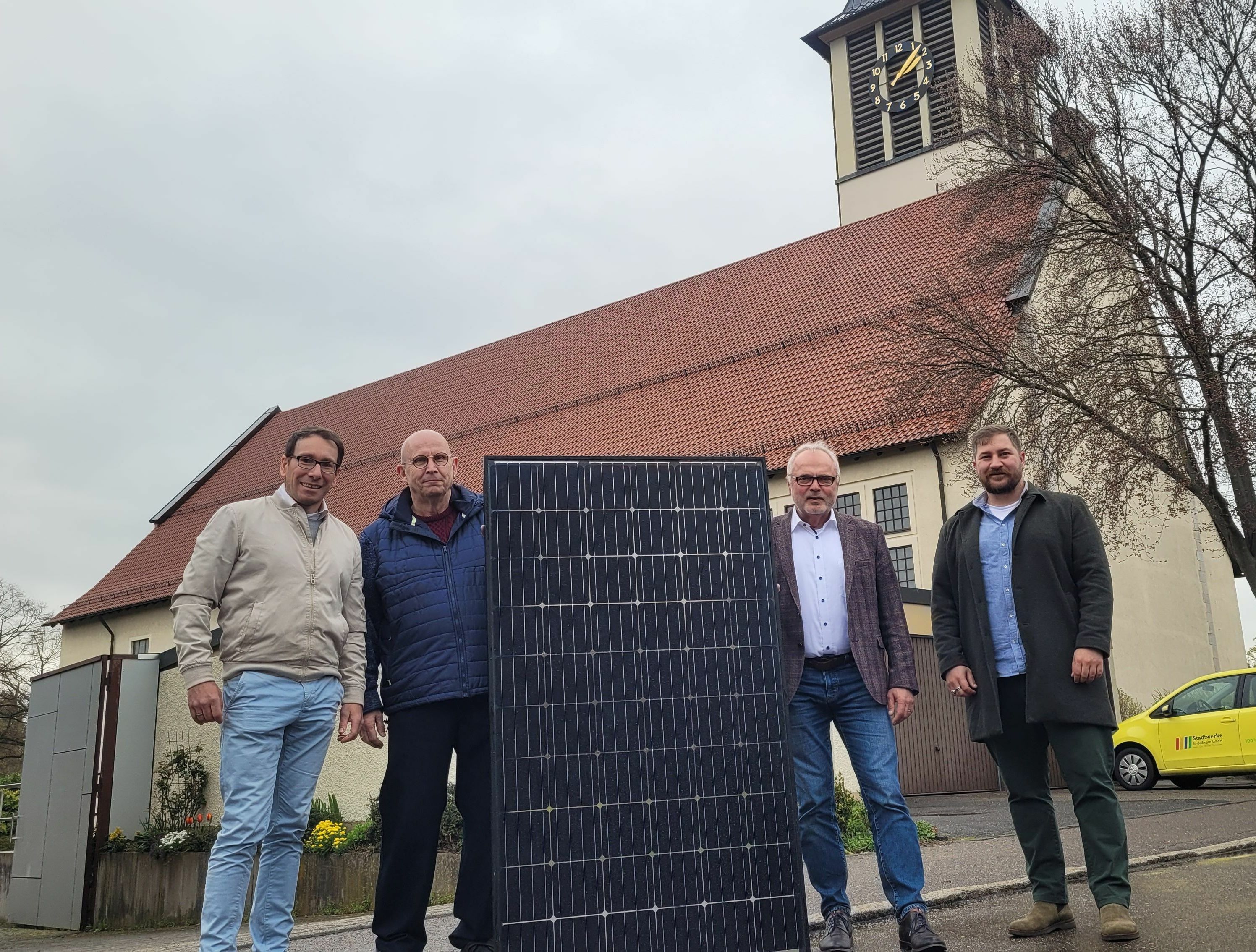 Auf unserem Foto: Philipp Koch, Leiter des katholischen Verwaltungszentrums Böblingen, Kirchengemeinderat Martin Offner, Dr. Karl Peter Hoffmann, Geschäftsführer der Stadtwerke Sindelfingen GmbH sowie Dionisis Papoutsogiannopoulos, Technisches Management bei den Stadtwerken Sindelfingen.  Bild: z