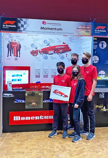 Vor der Teambox (von links): Ritvij Singh, Alexander Tod, Angelina Schnabel und Justus Winkler vom Unterrieden-Team „Momentum“.