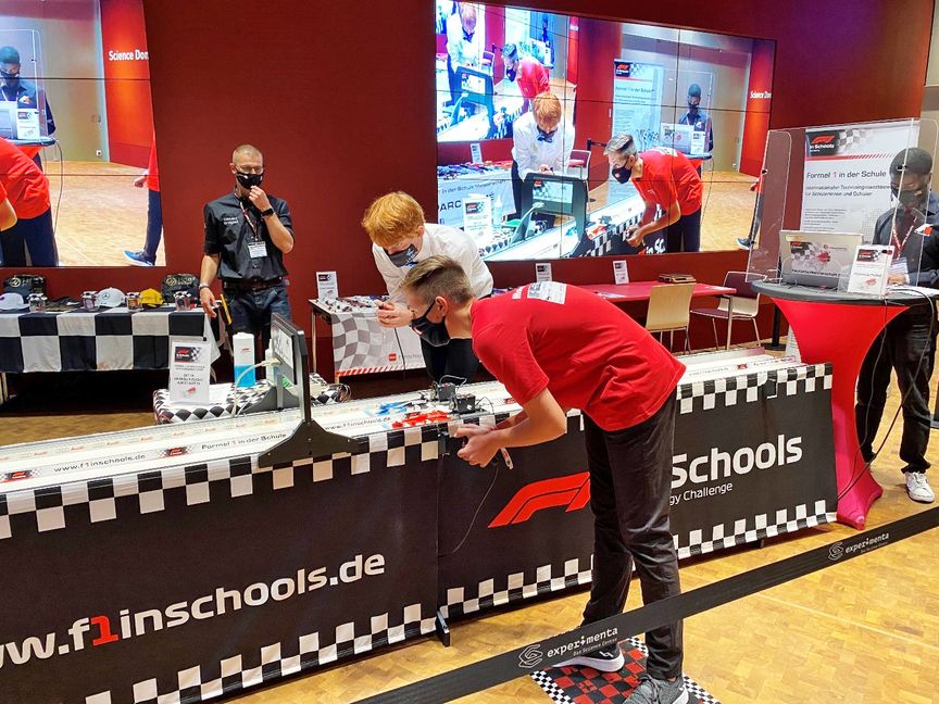 Hochkonzentriert am Start in der Junior-Klasse: Alexander Tod vom Team Momentum am „Drücker“. Bilder: z