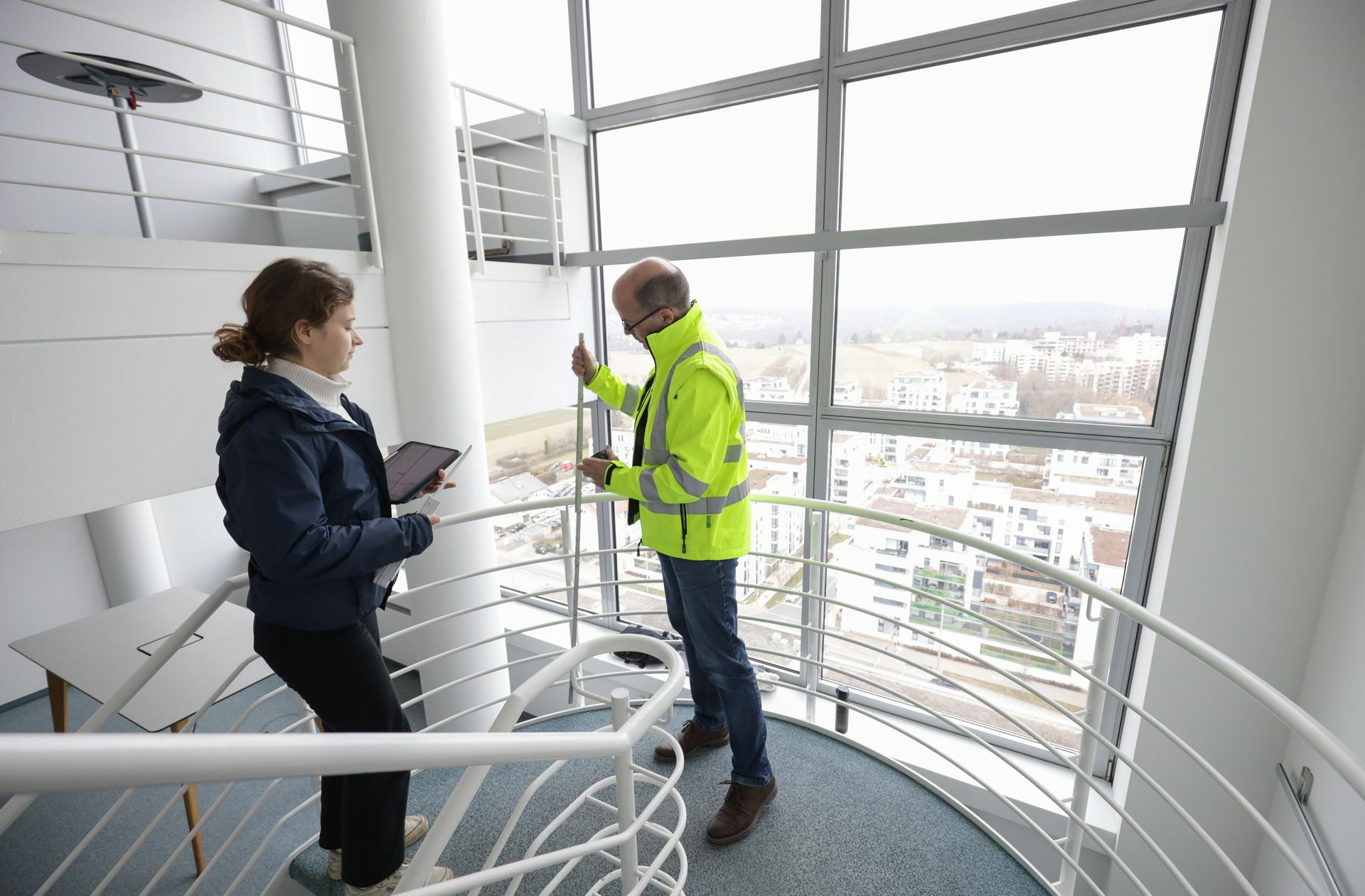 Thomas Haines und seine Mitarbeiterin Lucie van Zyl vermessen eine potenziell wiederverwendbare Treppe in einem Hochhaus in Stuttgart-Möhringen.