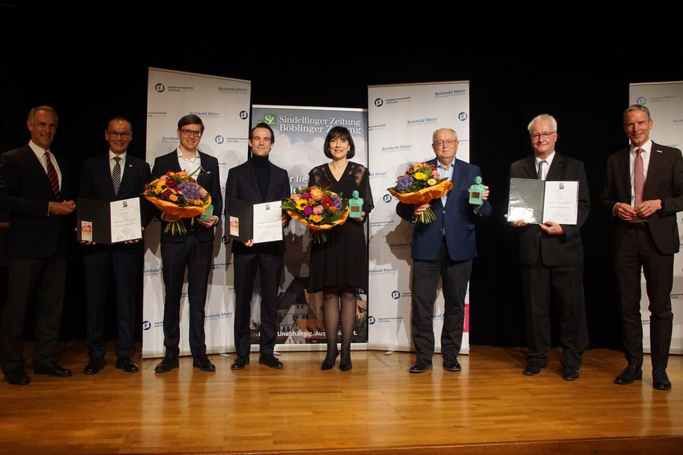Dr. Wolfgang Röhm (Senior-Verleger der SZ/BZ, von Links), Hans Dieter Scheerer (Landtagsabgeordneter der FDP), Apotheker Dr. Björn Schittenhelm aus Holzgerlingen, Dr. Christian Röhm (Verleger der SZ/BZ), Anja Hemming-Xavier von der Ferieninsel Aidlingen, Waldhaus-Chef Hans Artschwager, SZ/BZ-Verlagsleiter Hans-Jörg Zürn und Jochen Haußmann, FDP-Landtagsabgeordneter und Vorsitzender der Reinhold-Maier-Stiftung bei der Verleihung des Reinhold-Maier-Preises in der Sindelfinger Stadthalle. Bild: Dettenmeyer
