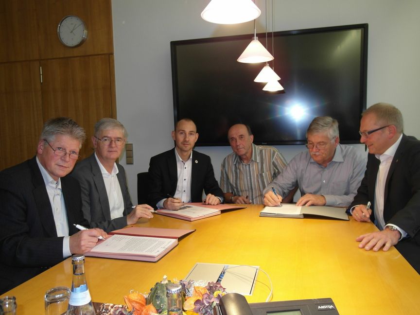 Hier werden Nägel mit Köpfen gemacht (von links): Gerd Hertle (Stadtwerke-Geschäftsführer), Alfred Kappenstein (Stadtwerke-Geschäftsführer), Oberbürgermeister Dr. Stefan Belz, Ulrich Priebe (IG Fernwärme), Peter Aue (IG Fernwärme) und Mediator Prof. Bernd Nolte unterschreiben das Ergebnis des Mediationsverfahrens, mit dem der vier Jahre lang schwelende Streit um die Böblinger Fernwärme-Preise beigelegt wurde.                  Bild: Staber