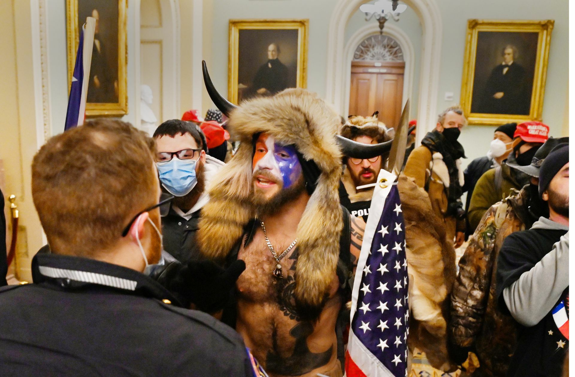 Der Mann mit den Hörnern ist seit seinem Auftritt im Kapitol am 6. Januar weltweit vermutlich bekannter als der künftige US-Präsident Joe Biden: der amerikanische Rechtsradikale Jake Angeli