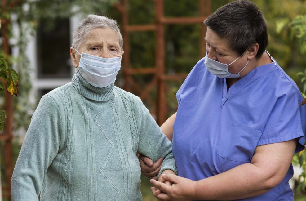 Besonders durch Corona gefährdet sind ältere und pflegebedürftige Menschen.