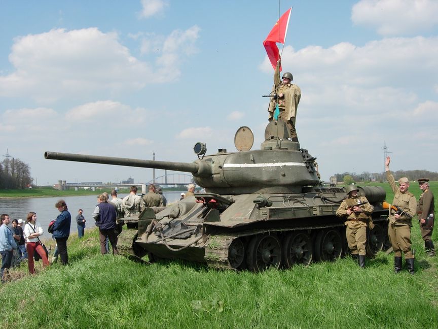 Die Gedenkfeier zum 77. Jahrestag der Begegnung an der Elbe ist von Torgaus Oberbürgermeisterin Romina Barth abgesagt worden: In der Vergangenheit, wie zum Beispiel 2005, sind Sowjetpanzer auf der Elbwiese aufgefahren.  Bild: P. Bausch