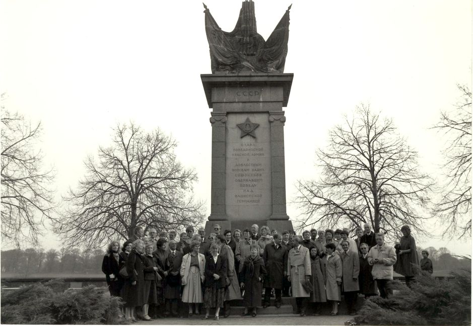 Im Oktober 1988 unterschreibt eine Sindelfinger Delegation mit Oberbürgermeister Dr. Dieter Burger an der Spitze den Partnerschaftsvertrag mit Torgau. Zusammen mit einer Reisegruppe der Volkshochschule posieren Württemberger und Sachsen am Denkmal am Elbeufer.   Bild: P. Bausch