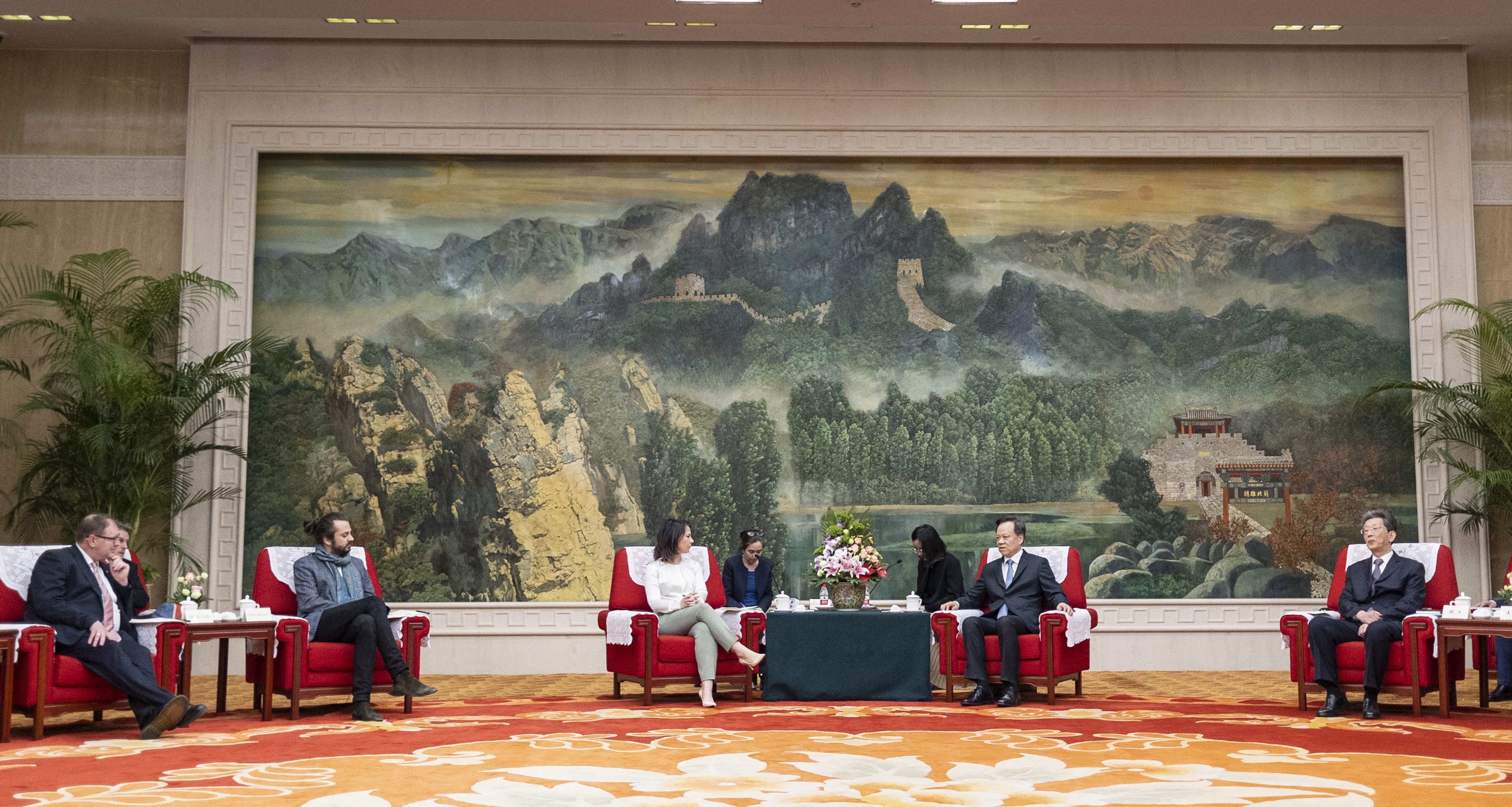 Tobias Bacherle (mit Schal) mit Außenministerin Annalena Baerbock im Rahmen eines Gesprächs mit Chen Min‘er, Politbüromitglied und Parteisekretär der Stadt Tianjin.  Bild: Photothek.de / Hofmann