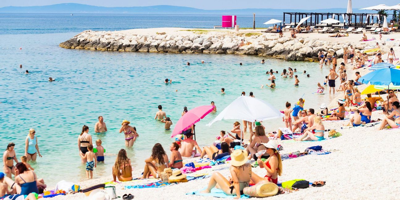 Die Frage steht im Raum, wie lange es unbeschwerte Szenen wie hier am Strand von Split noch gibt.
 Foto: imago images//Milan Sabic
