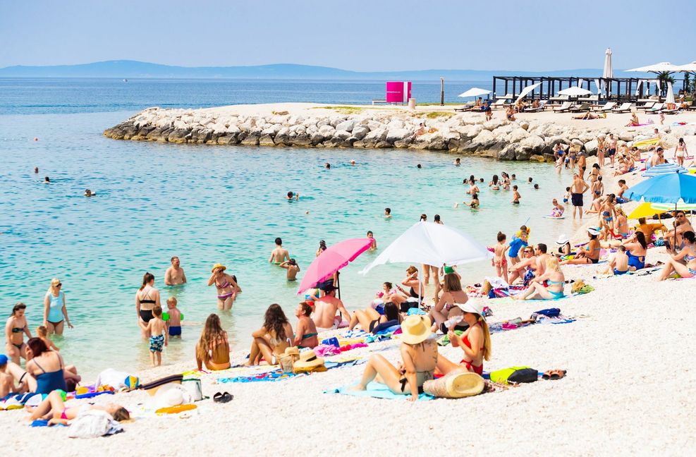 Die Frage steht im Raum, wie lange es unbeschwerte Szenen wie hier am Strand von Split noch gibt.
Foto: imago images//Milan Sabic