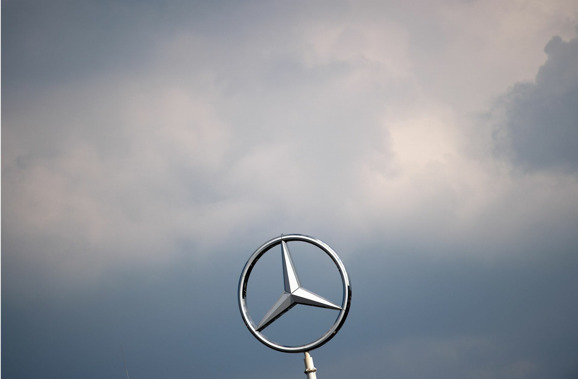 Dunkle Wolken über dem Stern: Daimler will 20.000 Stellen abbauen und Mitarbeiter intern auf freie Stellen versetzen. Manche Betroffene fühlen sich dabei so unfair behandelt, dass sie vor Gericht gehen. Foto: dpa/Federico Gambarini