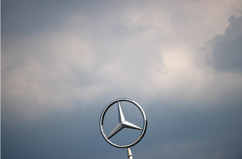 Dunkle Wolken über dem Stern: Daimler will 20.000 Stellen abbauen und Mitarbeiter intern auf freie Stellen versetzen. Manche Betroffene fühlen sich dabei so unfair behandelt, dass sie vor Gericht gehen. Foto: dpa/Federico Gambarini