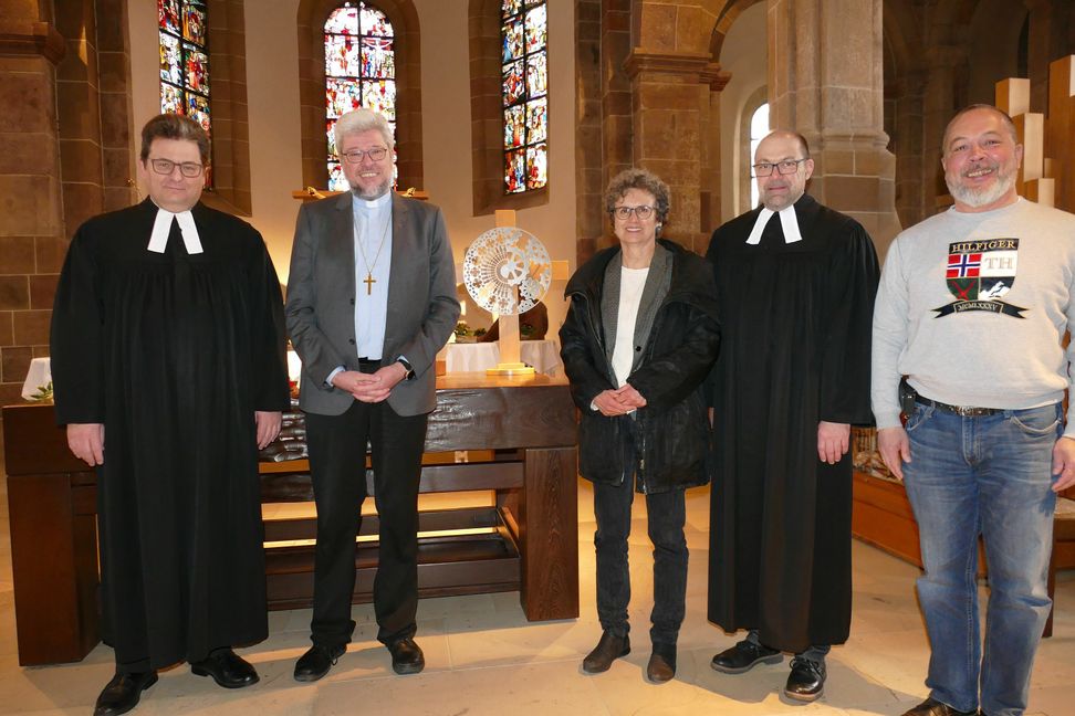 Auf unserem Foto (von links): Dekan Markus Frasch, Prälat Markus Schoch, Ulrike Stepper/Vorsitzende des Bezirksausschusses Betriebsseelsorge (BABS), Betriebsseelsorger Andreas Hiller und Tillmann Huber (auch BABS).  Bild: Lück