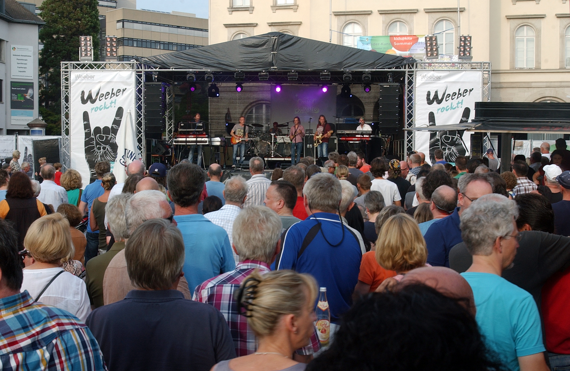 Die Coverband Cosmic Banditos lockte mit Songs der britischen Rockband Pink Floyd viele Besucher auf den Sindelfinger Marktplatz. 	Bilder: Mössinger + Brantsch
