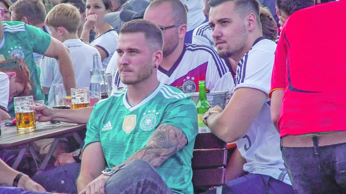 Leerer Blick nach dem blamablen 0:2 gegen Südkorea. Dieser Fan hatte am deutschen Vorrunden-Aus zu knabbern. Bild: Dettenmeyer