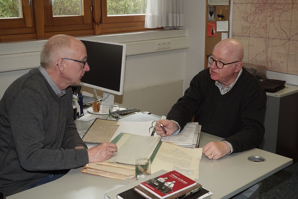 Im Büro von Horst Zecha (links) erläutert Prof. Dr. Stefan Karner seine jüngsten Erkenntnisse zum Fall des Gauleiters Uiberreither. Bild: Heiden