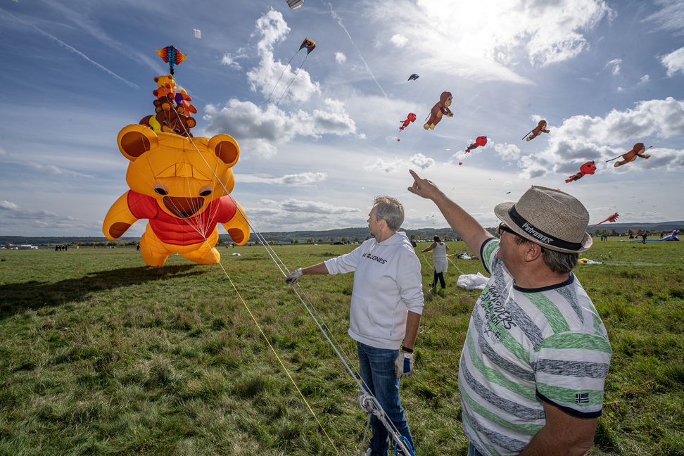 Drachenflugprofi Georg Mayer (vorne) erklärt wie sich die Drachen trotz schwacher Brise am Himmel halten. Neben ihm Sportkollege Mike Wohlrath.       Bild: Richter