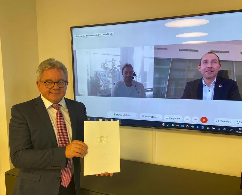Frohe Kunde bei der Videokonferenz: Tourismusminister Guido Wolf mit  Mineraltherme-Geschäftsführer Rolf Dettinger und Böblingens Oberbürgermeister Dr. Stefan Belz. Bild: z