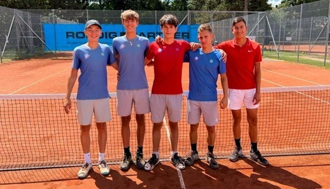 Der VfL Sindelfingen II packt den Aufstieg in die Oberligastaffel: William Hornberger, Aaron Schudel, Christian Kilpper, David Nidzarevic und Louis Nidzarevic (von links). Bild: privat