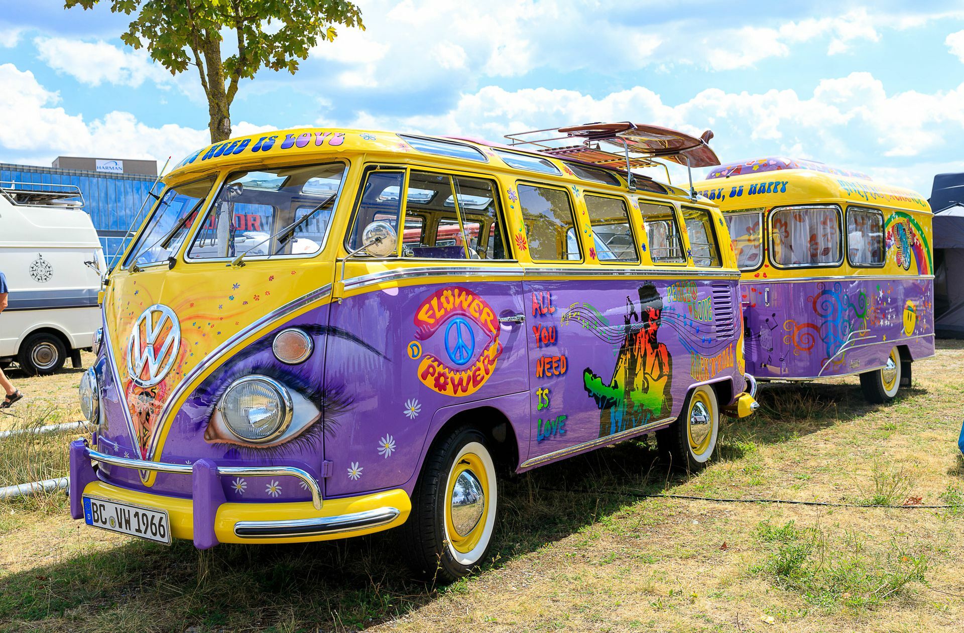 Wie zu besten Flower-Power-Zeiten: VW-Modelle spielen in der Vanszene eine große Rolle. Und dies schon seit den 1960er-Jahren, als es für manche mit dem VW Bus nach Indien ging.