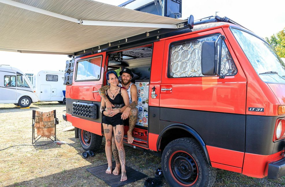 Die Campingfans wissen sich dank selbst gebastelter Umbauten zu helfen – auch wenn es im Sommer mal heiß wird.