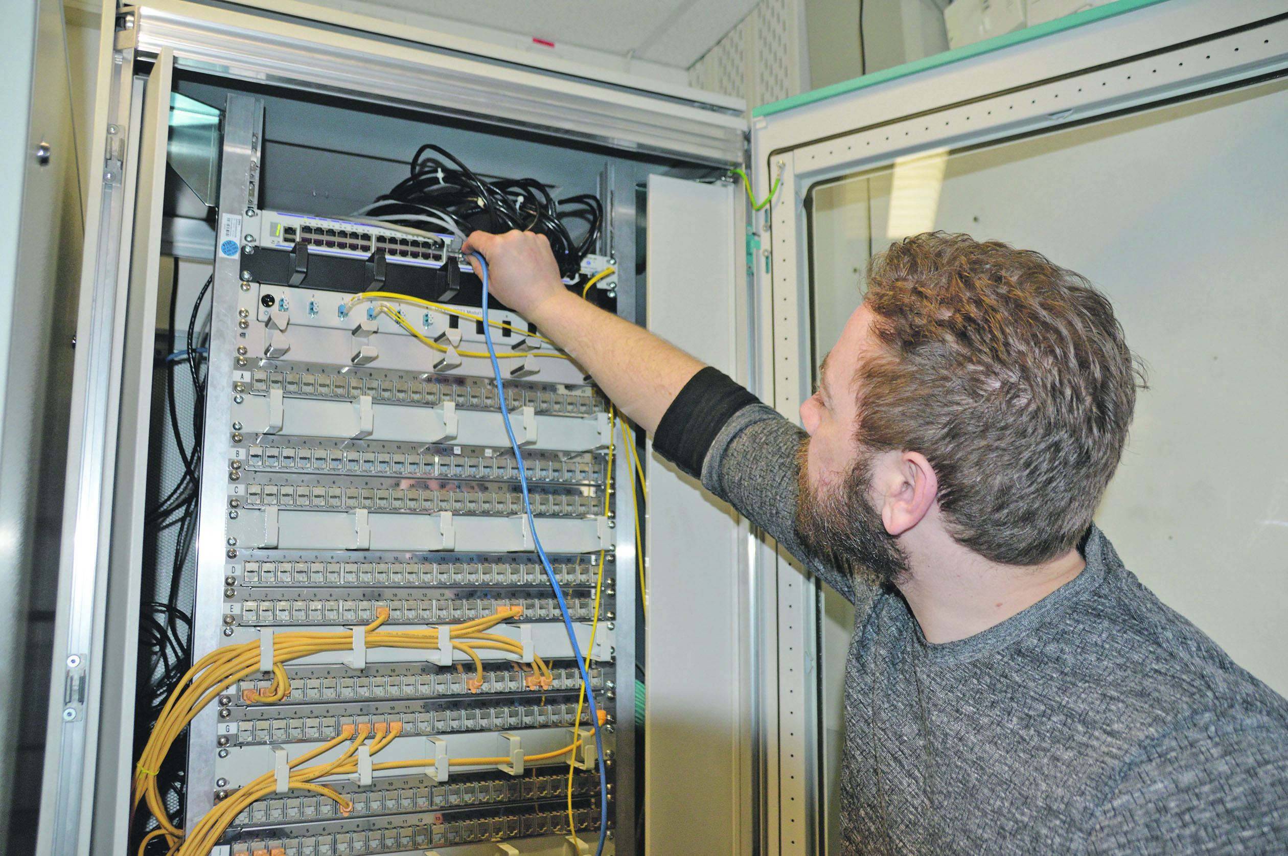 Verlags-IT-Spezialist Kai Hechler sorgt für Ordnung im neuen Kommunikationsnetz. Bild: Groß