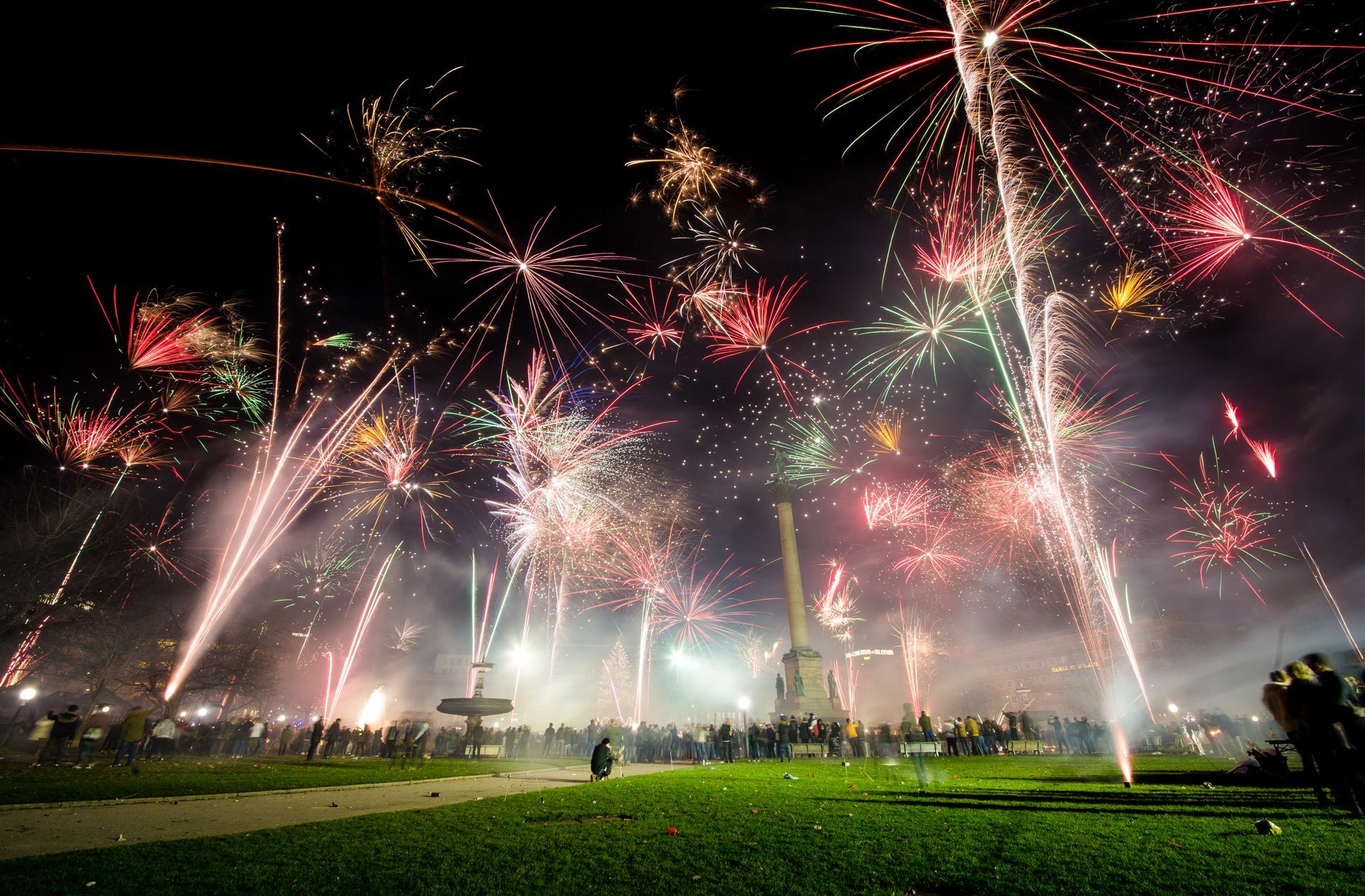 Private Silvester-Feuerwerke haben in letzter Zeit gewaltige Ausmaße angenommen – wie hier zum Jahreswechsel 2018/2019 in Stuttgart. In Zeiten von Corona sind solche Events jedoch problematisch.

Foto: dpa/Christoph Schmidt